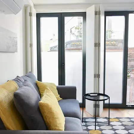 With Balcony - 9 Min-walk To Trindade *