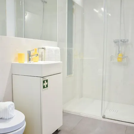 With Balcony - 9 Min-walk To Trindade *