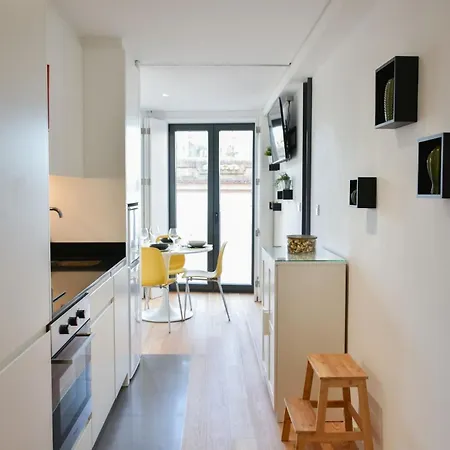 With Balcony - 9 Min-walk To Trindade *