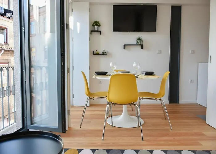 With Balcony - 9 Min-walk To Trindade