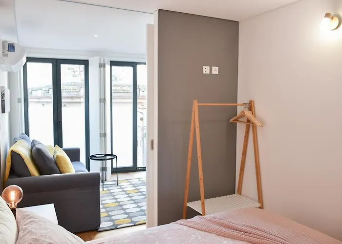 With Balcony - 9 Min-walk To Trindade Apartman *