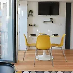 With Balcony - 9 Min-walk To Trindade