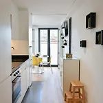 With Balcony - 9 Min-walk To Trindade *