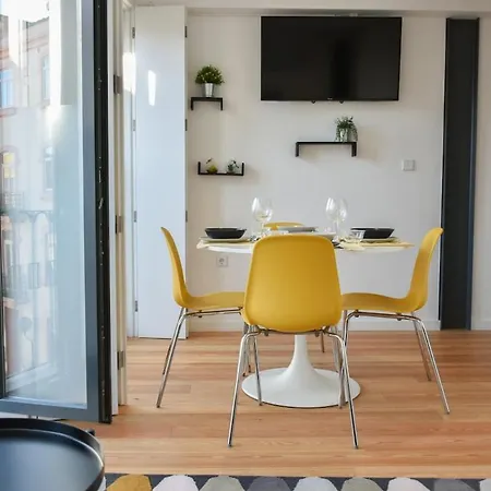 With Balcony - 9 Min-walk To Trindade