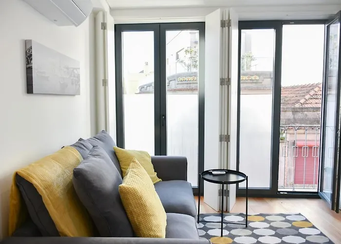 With Balcony - 9 Min-walk To Trindade *