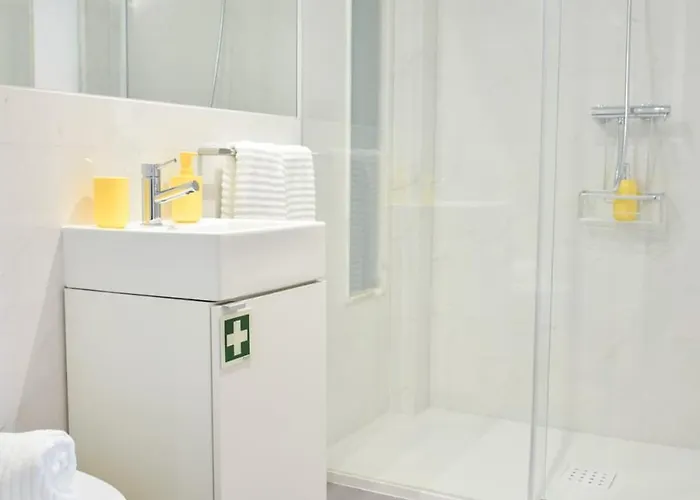 With Balcony - 9 Min-walk To Trindade *