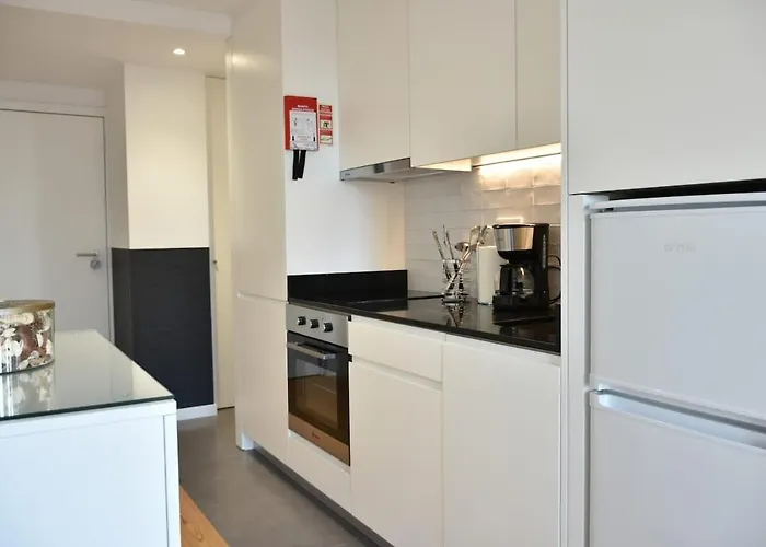 With Balcony - 9 Min-walk To Trindade