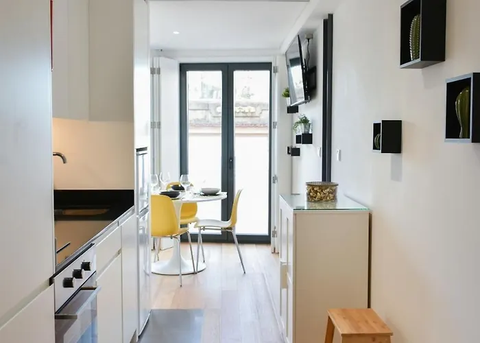 With Balcony - 9 Min-walk To Trindade *